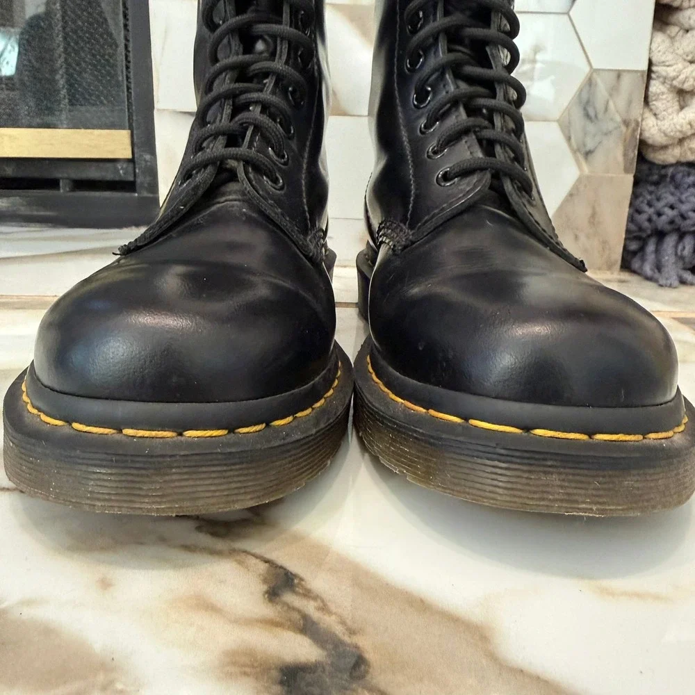 Dr. Martens 1460 Boots Mens 7 Womens 8 UK 6 Smooth Leather‎ 8-Eye Lace Up Black